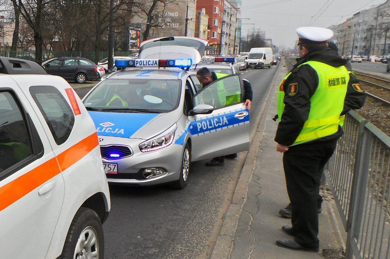 Funkcjonariusze drogówki byli zmuszeni oddać ostrzegawczy strzały, by postraszyć agresywnego kierowcę.