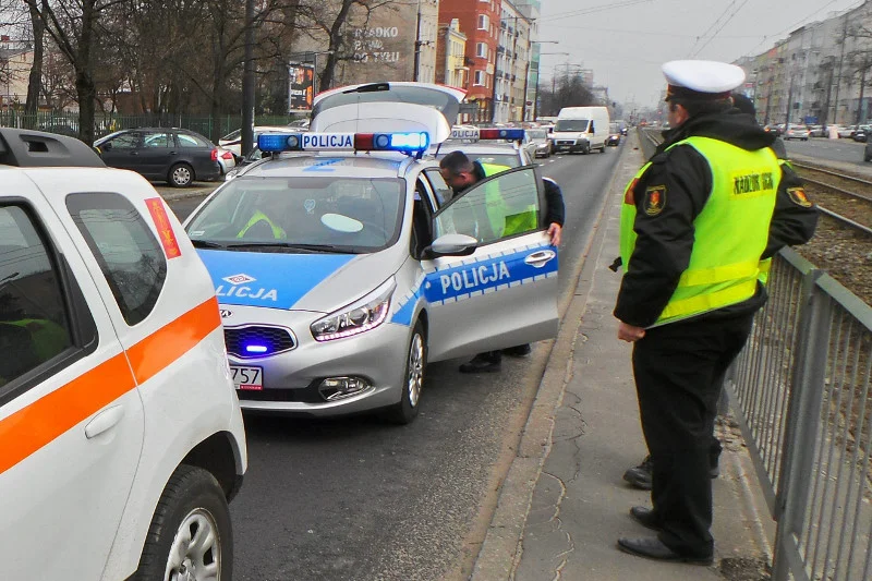 Funkcjonariusze drogówki byli zmuszeni oddać ostrzegawczy strzały, by postraszyć agresywnego kierowcę.