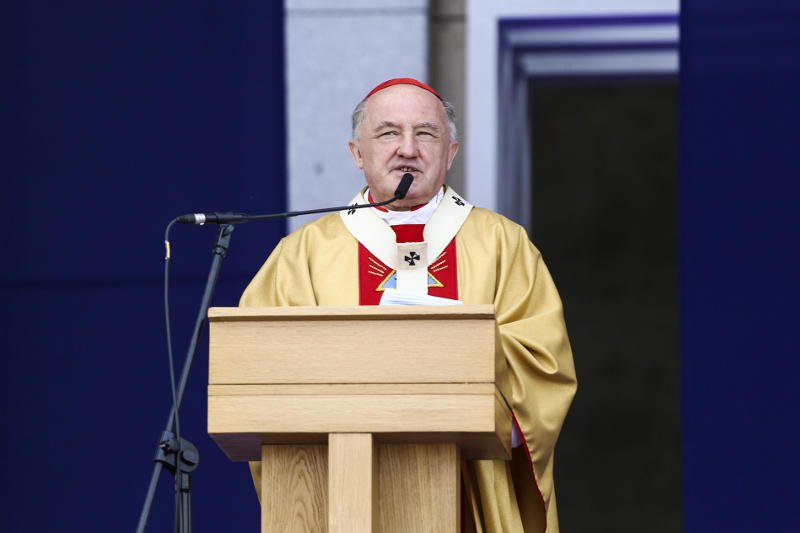 Kardynał Nycz twierdzi, że Polacy wstydzą się tego, że 966 roku przyjęli chrzest.