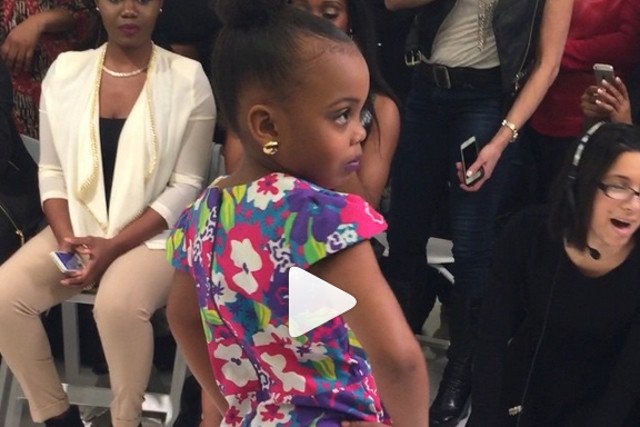 Pięcioletnia dziewczynka projektantką mody, trzylatka we front row. Czy one nie są na to za młode?