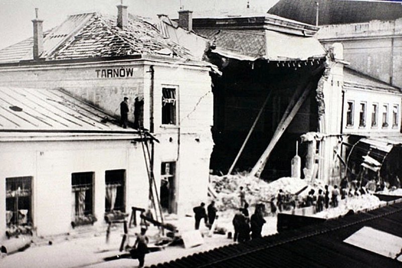 Dworzec kolejowy w Tarnowie po zamachu z 28 sierpnia 1939 roku.