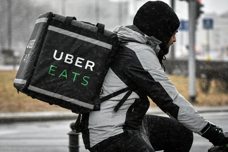 Kurierzy Uber Eats wiedzą jak ułatwić sobie pracę.