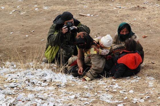 "Ta scena wprawiła mnie w osłupienie, czy można podejść z aparatem bliżej"? Komentuje zachowanie chińskiego "turystów" autor/ka bloga.