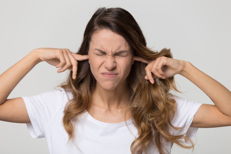 Ważne jest w jaki sposób mówimy o chorobach, zaburzeniach psychicznych, bo ludzie, którzy mają takie problemy nie chcą być źle oceniani i nie chcą sami siebie źle oceniać. A to przekłada się na konkretne decyzje o wybraniu się na konsultację do specjalist