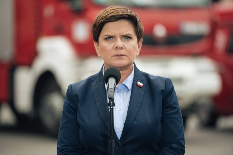 Na konferencji w Chojnicach premier Beata Szydło przypisała winę za pominięcie gmin w rozporządzeniu samorządowcom. Redakcja naTemat otrzymała dokument, z którego wynika, że odpowiedzialność leży po stronie rządu.