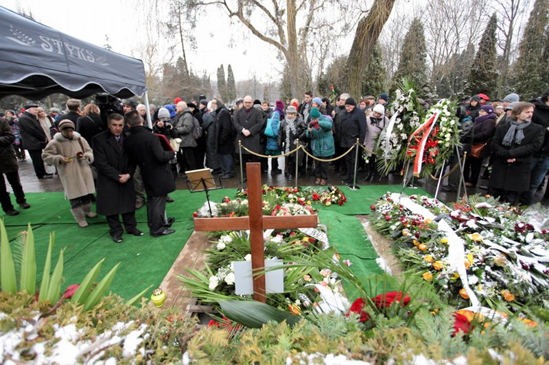 Uroczystości pogrzebowe dziennikarki Teresy Torańskiej na warszawskich Powązkach.