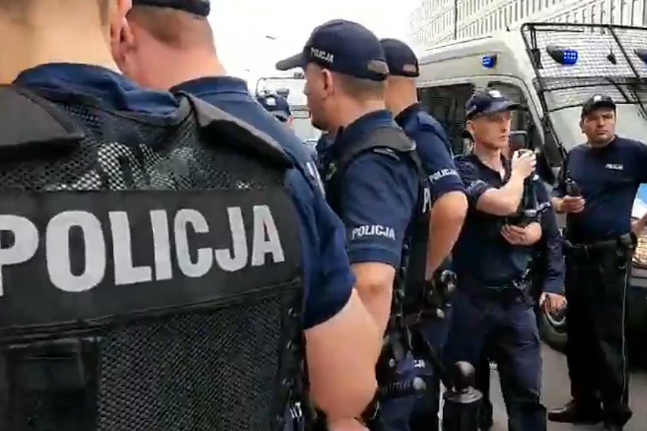 Policja bezprawnie zatrzymuje demonstrantów w drodze do Sejmu.