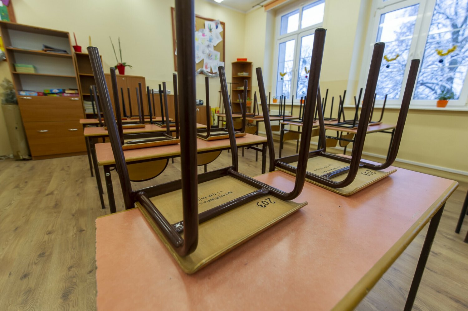 Rząd wprowadza naukę zdalną w szkołach.