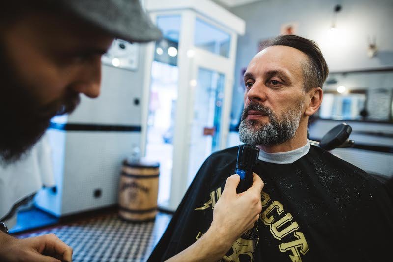 Przez chwilę byłem w raju dla brodaczy. Zobaczyłem, jak fachowiec używa trymera.