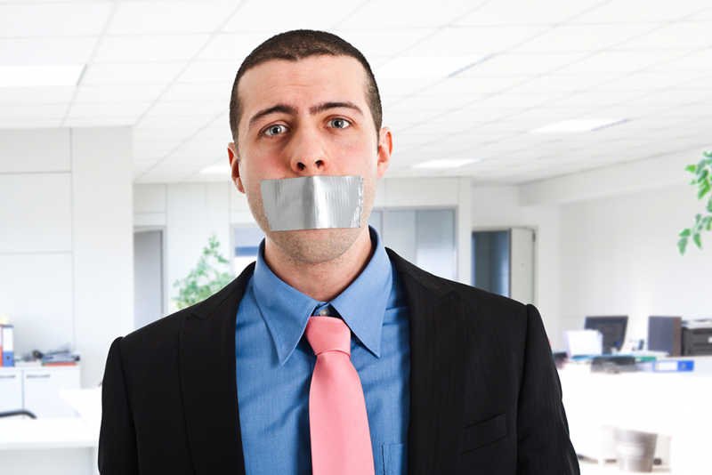 Firmy w Polsce otwierają anonimowe infolinie dla pracowników do zgłaszania nieprawidłowości wśród przełożonych i kolegów.