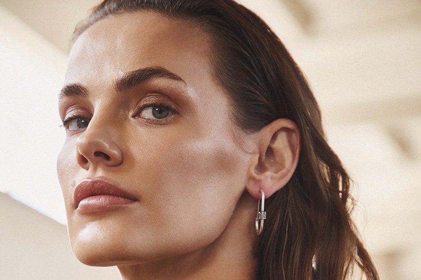 Kolekcja specjalna SHERO marki Answear.LAB to nie tylko przegląd największych jesiennych trendów, ale także podkreślenie wewnętrznego poczucia siły, wolności i równości kobiet poprzez wizerunek superbohaterki, której największą mocą jest wewnętrzna siła