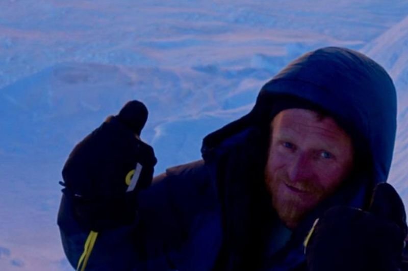 Tomasz Mackiewicz w 2000 roku wybrał się w długą podróż. Ostatecznie dotarł do Indii, gdzie spędził sześć miesięcy jako wolontariusz ośrodka rehabilitacji trędowatych Jeevodaya.