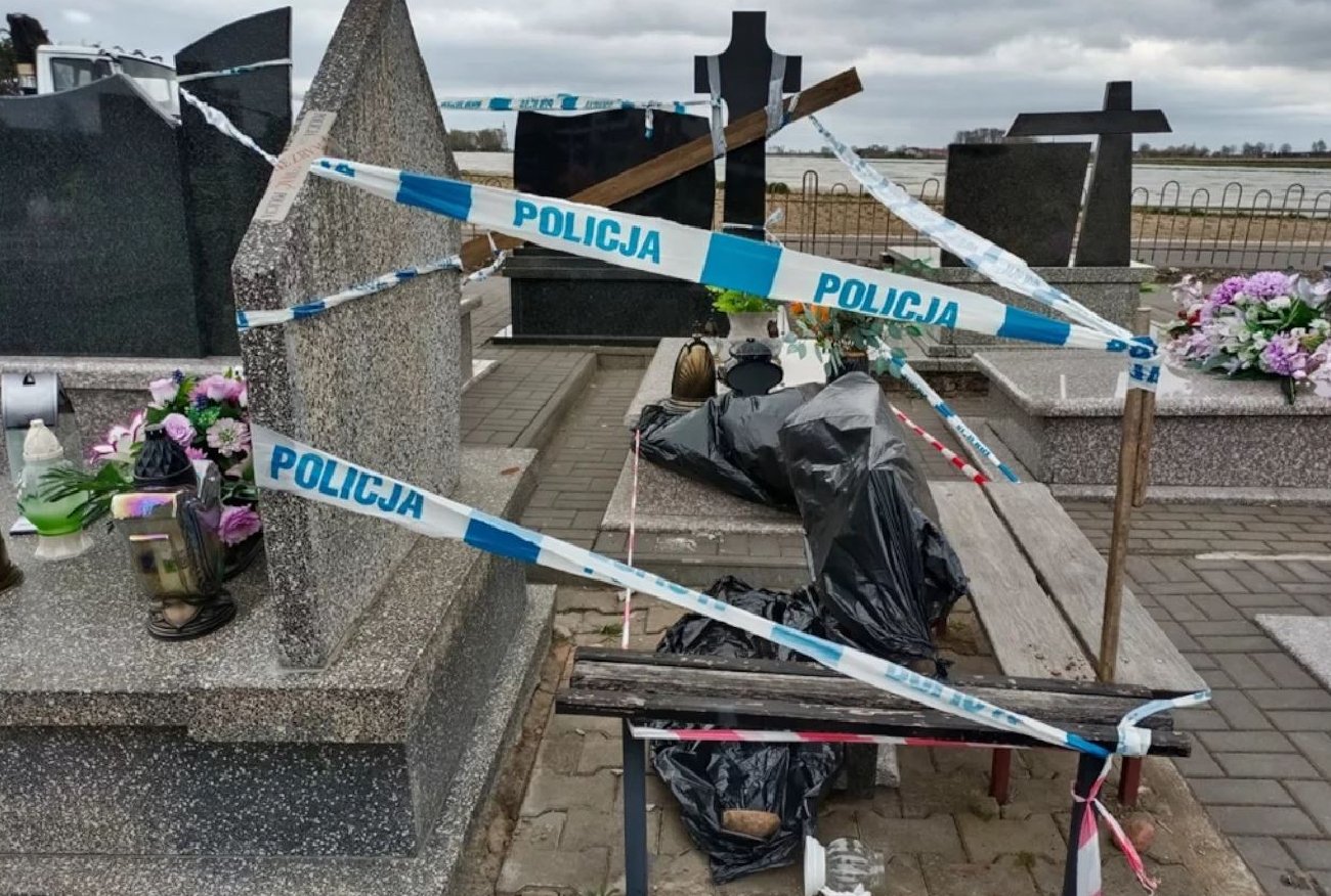Załuski pod Warszawą. Płyta nagrobna przygniotła półtoraroczne dziecko. Jest zażalenie na decyzję prokuratury.