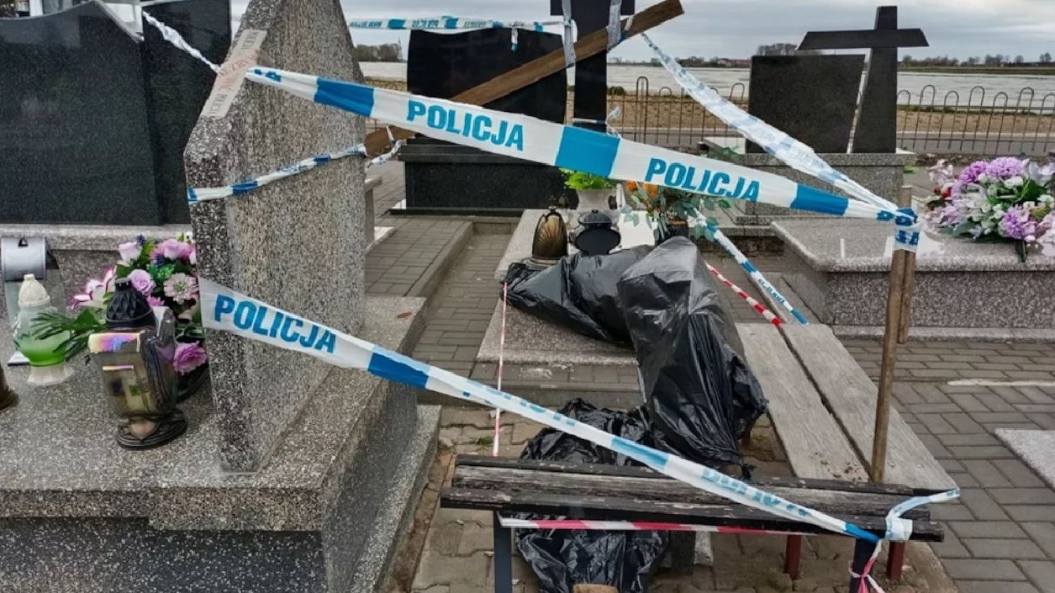 Załuski pod Warszawą. Płyta nagrobna przygniotła półtoraroczne dziecko. Jest zażalenie na decyzję prokuratury.