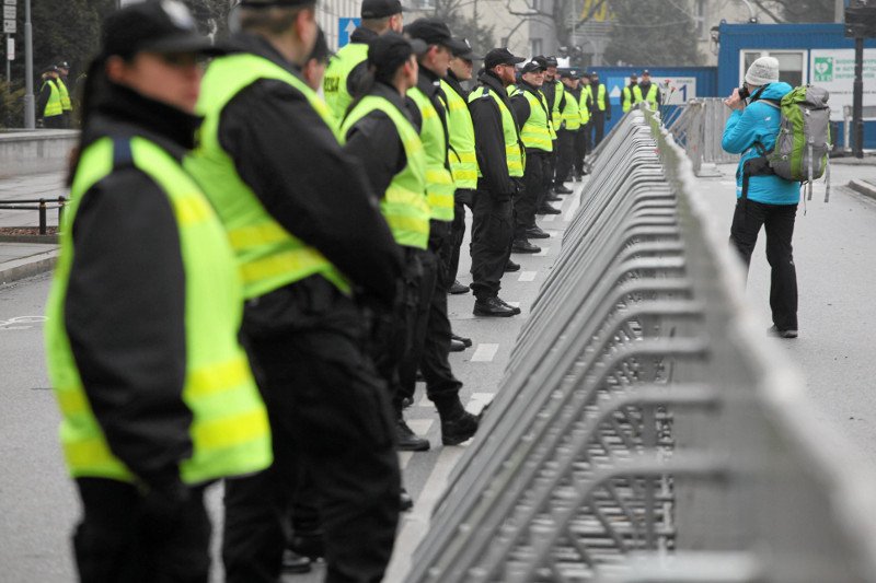 Do tej pory to PiS odgradzało się od opozycji barierkami