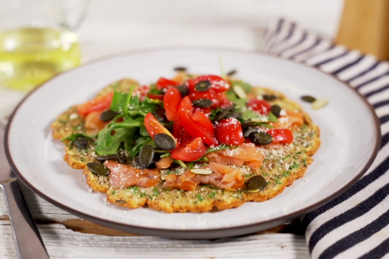 Przepis na omlet bogaty w witaminę D z łososiem wędzonym. Śniadanie idealne