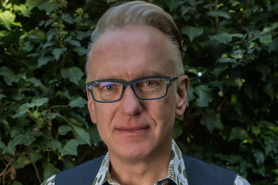 Mariusz Szczygieł jest oburzony tym, jak w czasie kwarantanny zachowuje sie młodzież. Pokazał zdjęcia znad Wisły. Mariusz Szczygieł pokazał zdjęcia znad Wisły, na których widzimy młodzież, która spotkała się na schodach nad Wisłą i piła - prawdopodobnie - alkohol.