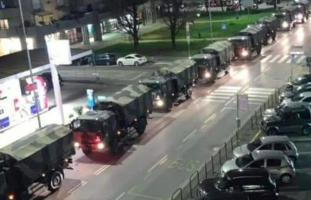 W nocy kolumna wojskowych ciężarówek wjechała do Bergamo. Wywożą trumny z ciałami, gdyż miejscowe krematorium jest przepełnione i nie nadąża ze spopielaniem zwłok. Fot. Twitter / Valerio Caparo