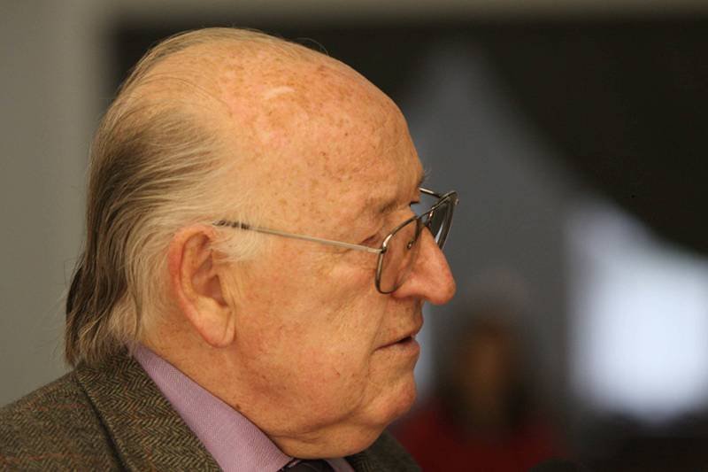 Stanisław Ciosek podczas konferencji z okazji 20. rocznicy rozpoczęcia obrad Okrągłego Stołu.