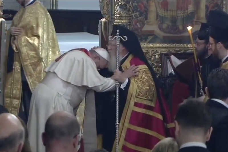 Papież Franciszek dostał błogosławieństwo od patriarchy Konstantynopola Bartłomieja.