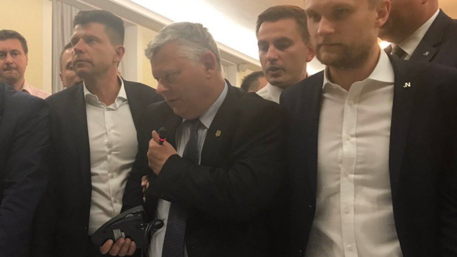 Jak on to robi? Znów skradł show na posiedzeniu sejmowej komisji sprawiedliwości. Poseł Marek Suski obronił mikrofon przed "zamachem" ze strony opozycji.