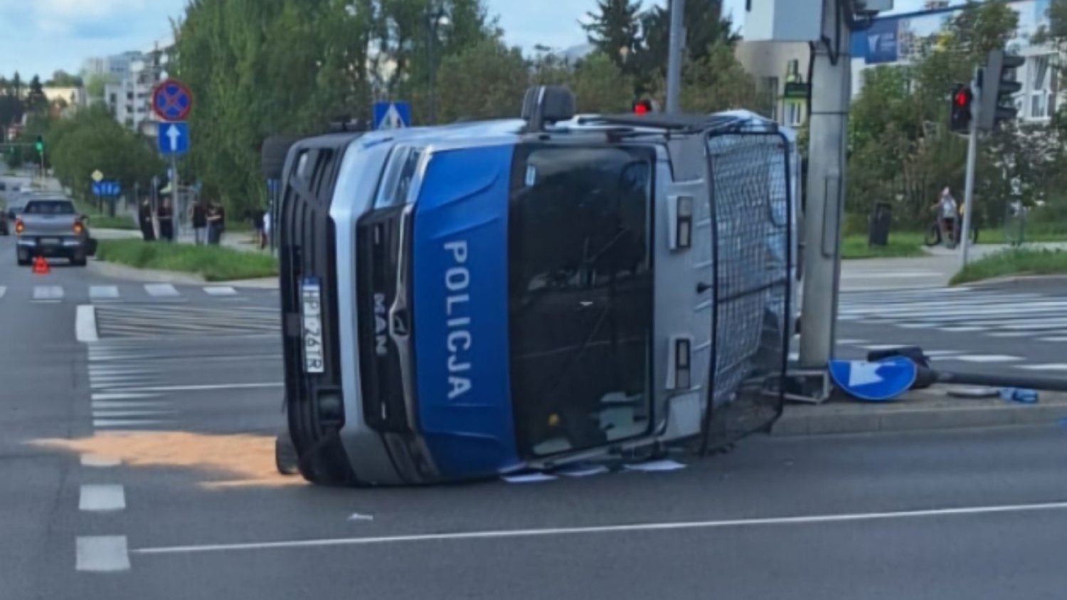 Poważny wypadek radiowozu w Olsztynie. Policjantka trafiła do szpitala.