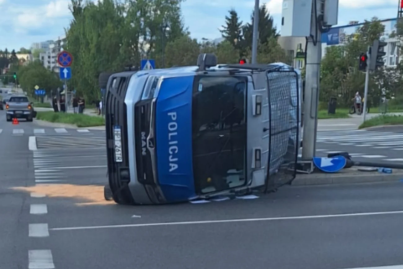 Poważny wypadek radiowozu w Olsztynie. Policjantka trafiła do szpitala.