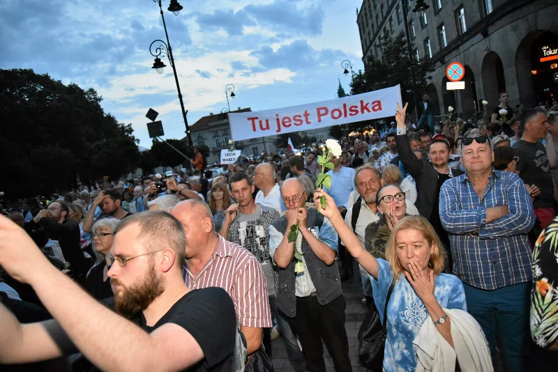 – Z każdą kolejną demonstracją jesteśmy coraz bardziej zastraszani – opowiada Wojciech Król, jeden ze spisanych przez policję uczestników kontrmanifestacji.