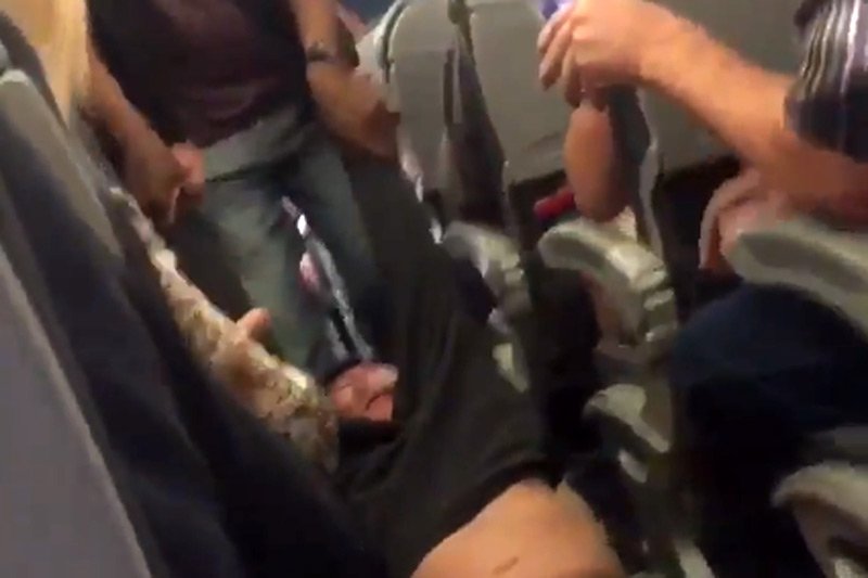 To, co linie lotnicze United Airlines zgotowały jednemu ze swoich pasażerów, wzbudziło oburzenie na całym świecie.