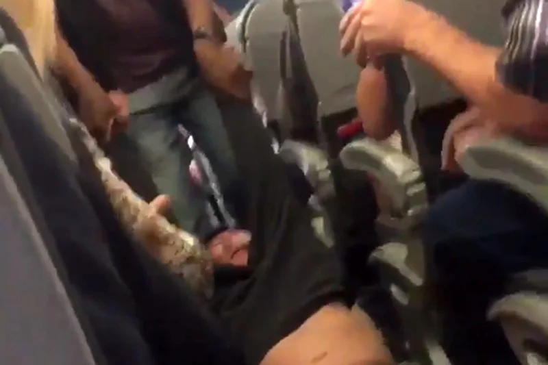 To, co linie lotnicze United Airlines zgotowały jednemu ze swoich pasażerów, wzbudziło oburzenie na całym świecie.
