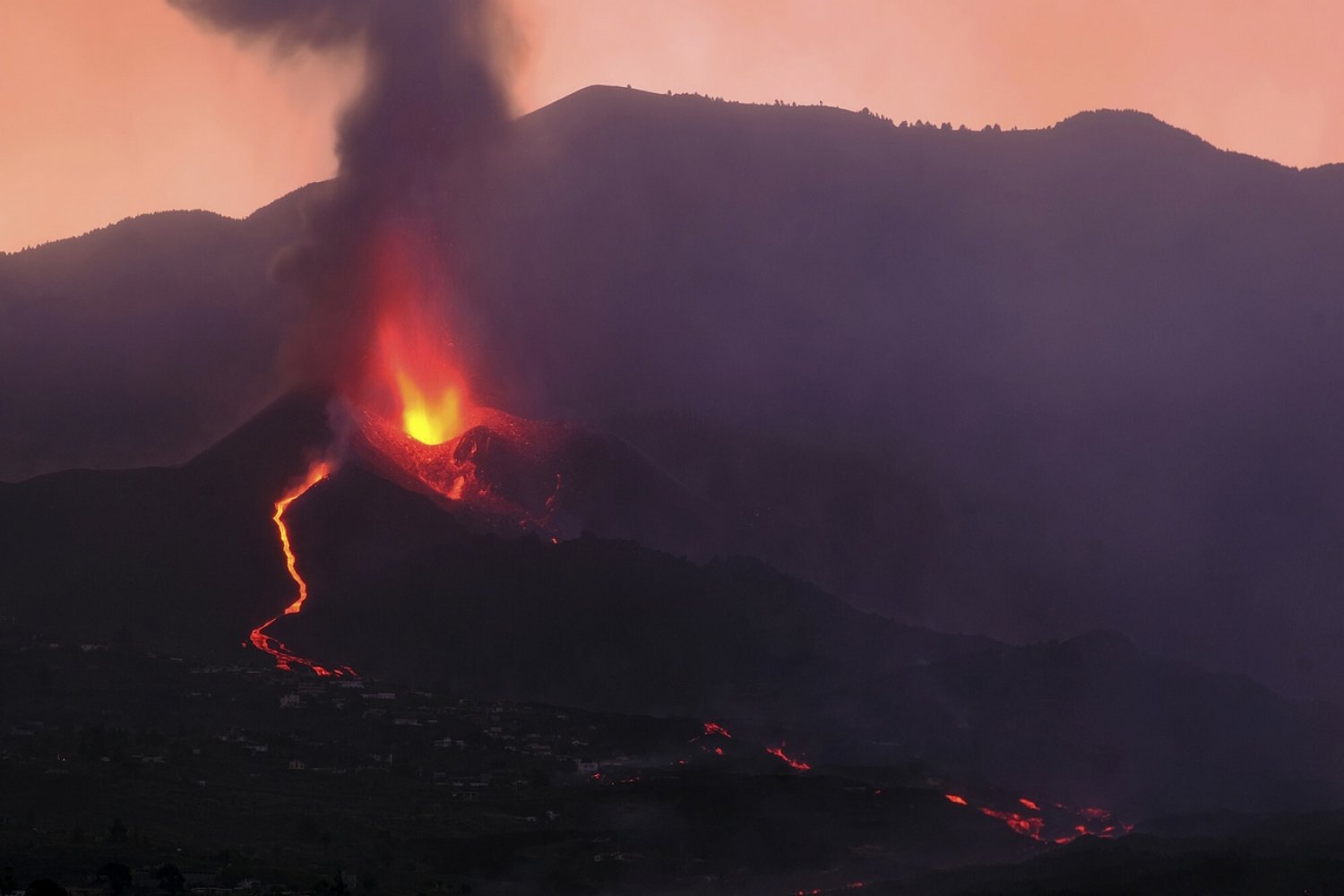 Wojsko zbombarduje wyspę La Palma?