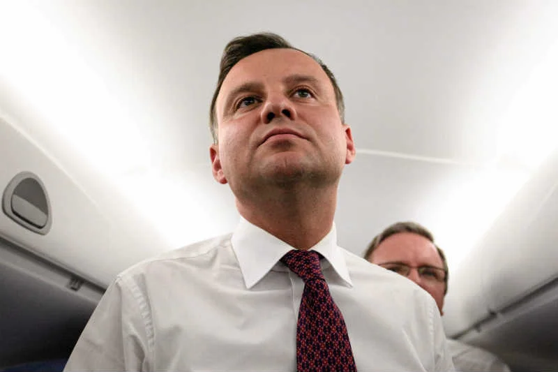 PiS próbuje załatwić Andrzejowi Dudzie nietykalność strasząc drugim Smoleńskiem.
