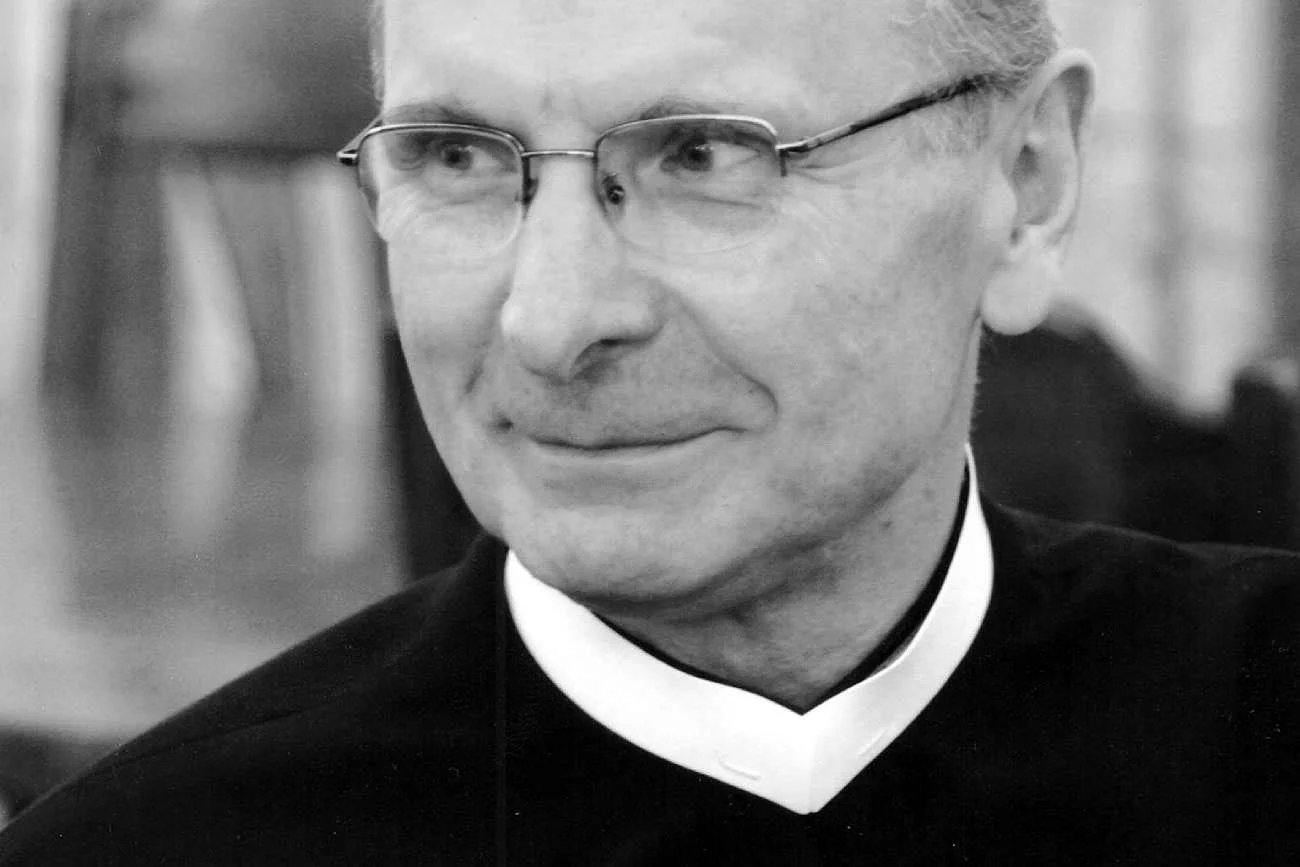 Ojciec Kazimierz Fryzeł nie żyje.