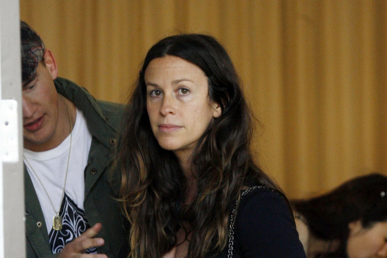 Alanis Morissette odcina się od dokumentu, w którym zdradziła, że padła ofiarą gwałtu.