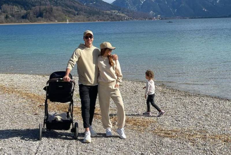 Lewandowscy z córkami na jeziorem Tegensee. Robert i Anna Lewandowscy z dziećmi nad jeziorem. Gorzki komentarz "Bilda".