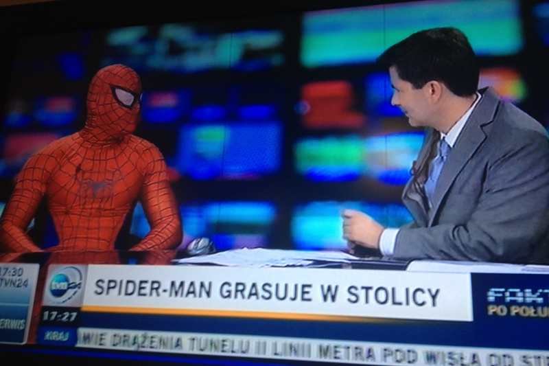 Kadr z programu "Fakty po południu" w których gościem był warszawski Spiderman