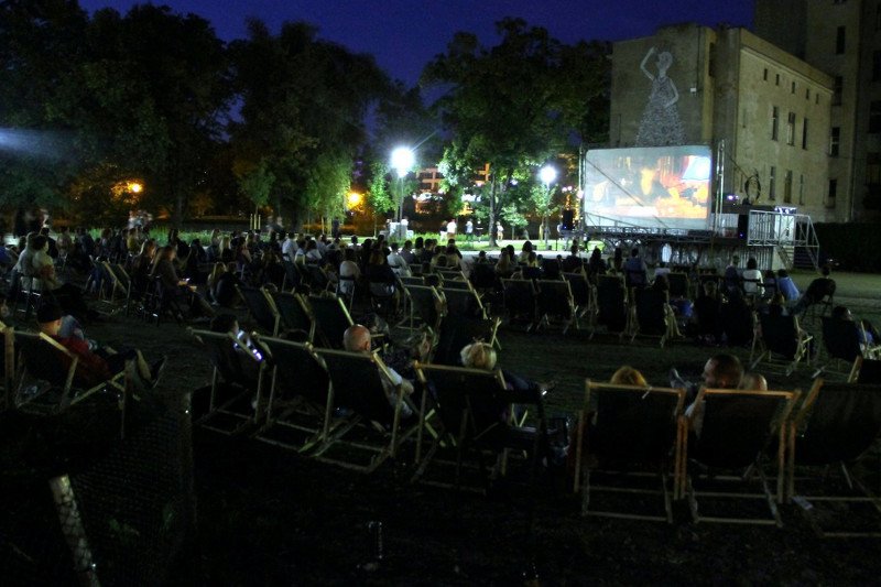 Gdzie na film pod chmurką? Polacy oszaleli na punkcie kin plenerowych.