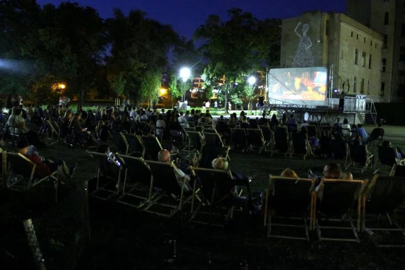 Gdzie na film pod chmurką? Polacy oszaleli na punkcie kin plenerowych.