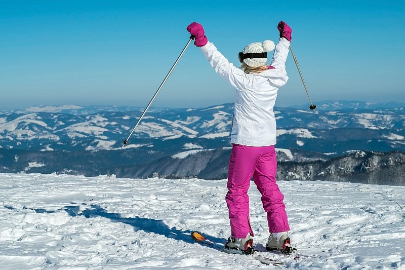 Ubezpieczenie narciarskie to standardowa polisa turystyczna rozszerzona o ochronę sportów wysokiego ryzyka, takich jak jazda na nartach czy snowboardzie