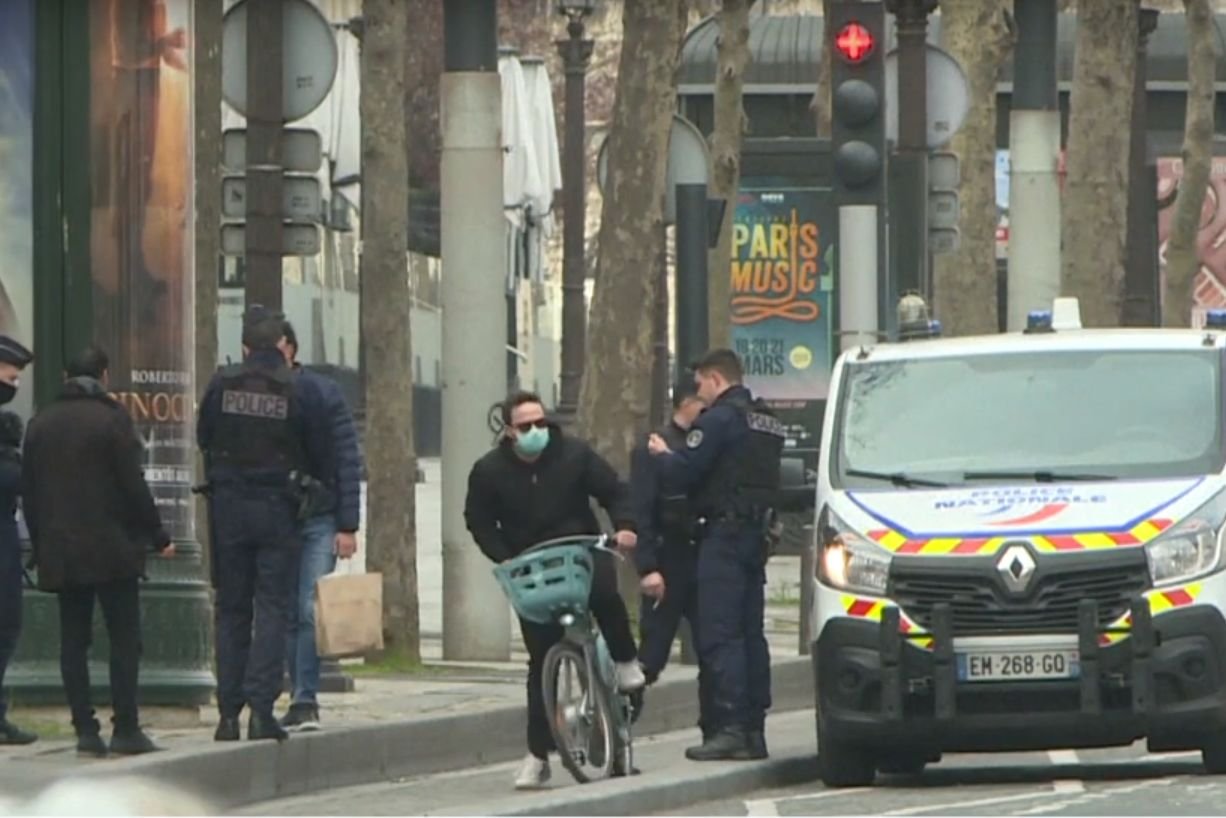 We Francji również policja ostro się wzięła za osoby łamiące zakazy na czas epidem