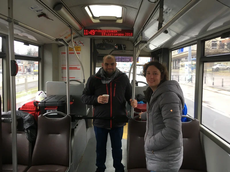 Bartłomiej Matyszewski i Olga Sztejter – streetworkerzy działający w Mobilnym Punkcie Poradnictwa.