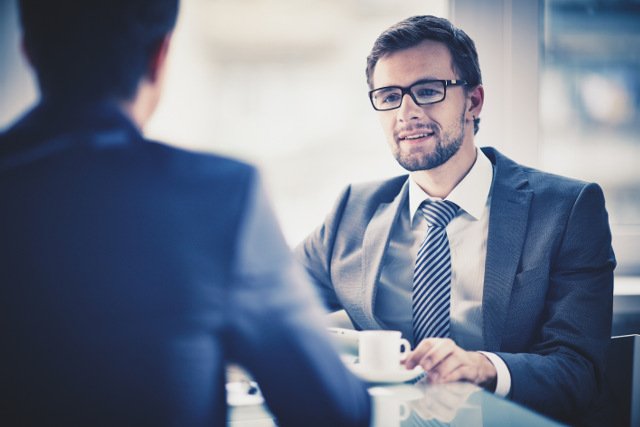 Szukanie pracy, to dziesiątki godzin poświęconych na dojazdy, czekanie i rozmowy. Czasem godziny tracone na darmo. Dlatego lepiej zaufać doświadczonym firmom HR, niż uczestniczyć w rekrutacjach robionych amatorsko przez działy personalne.