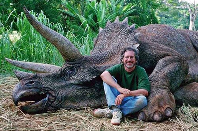 Steven Spielberg z "zamordowanym" triceratopsem.
