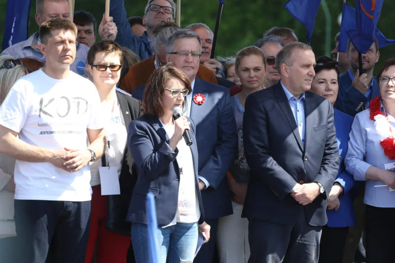 Kamila Gasiuk - Pihowicz przemawia ze sceny podczas marszu KOD i opozycji.