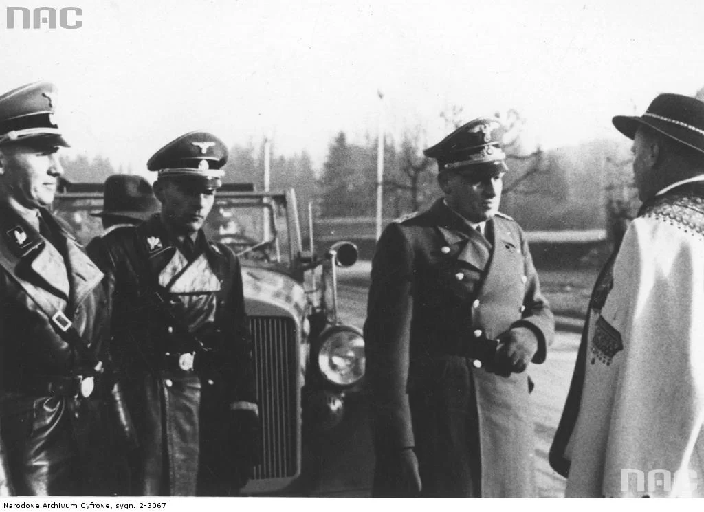 Przewodniczący Komitetu Góralskiego Wacław Krzeptowski (w stroju góralskim) wita gubernatora Hansa Franka. Obok widoczny Otto von Wachter (pierwszy z lewej). Listopad 1939 roku.