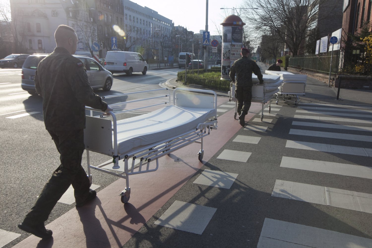 Wrocław. Wojsko przenosi łóżka miedzy oddziałami