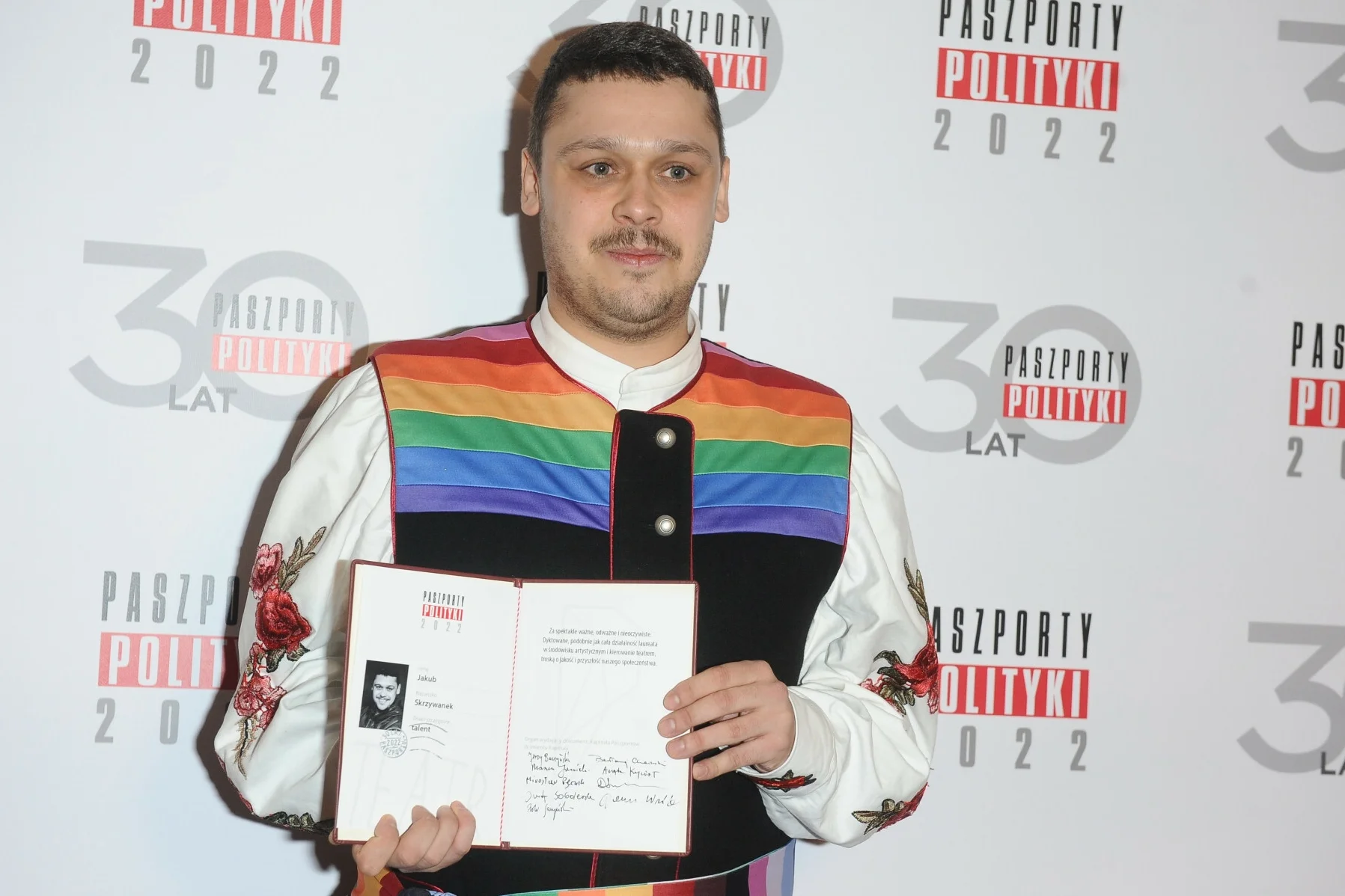 Jakub Skrzywanek to jeden z laureatów Paszportów Polityki 2022. Jakub Skrzywanek to jeden z laureatów Paszportów Polityki 2022.