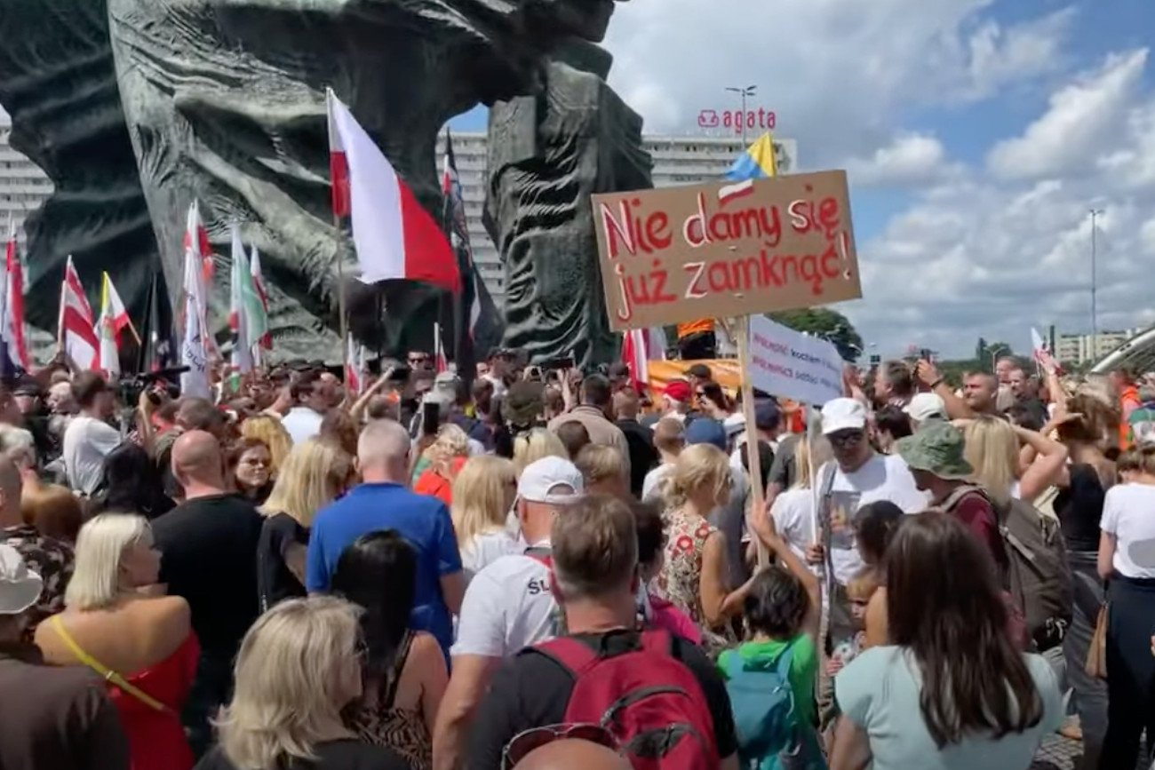 Antyszczepionkowcy z całej Polski zjechali do Katowic. Tysiące ludzie protestowało przeciw obostrzeniom.