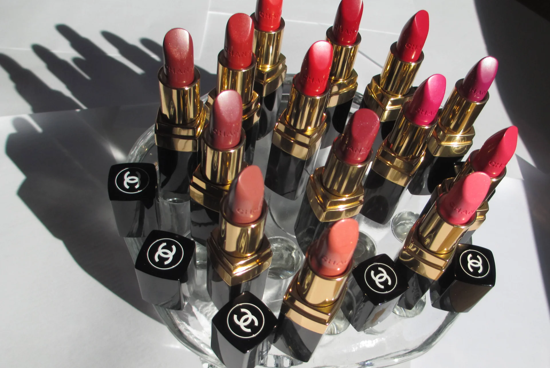 Bogata kolekcja pomadek, które nie tylko amlują, ale i pielęgnują usta; w odcieniach nude, czerwieni, pomarańczu, różu i fioletów Rouge Coco Chanel