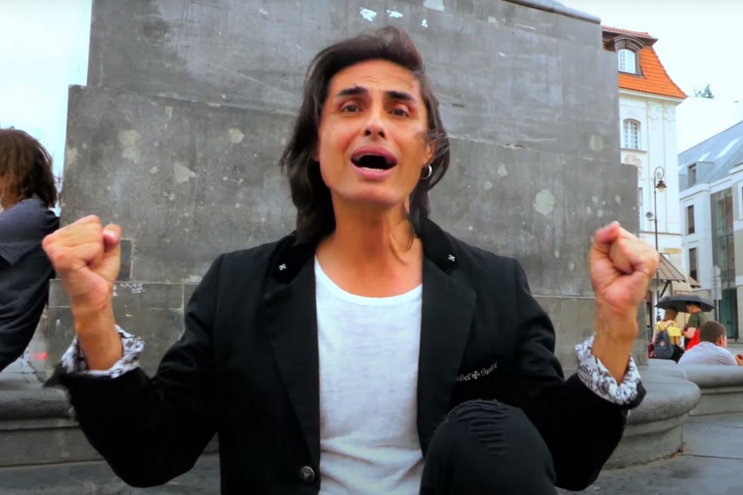 Ivan Komarenko w teledysku do piosenki "Mity i kity"